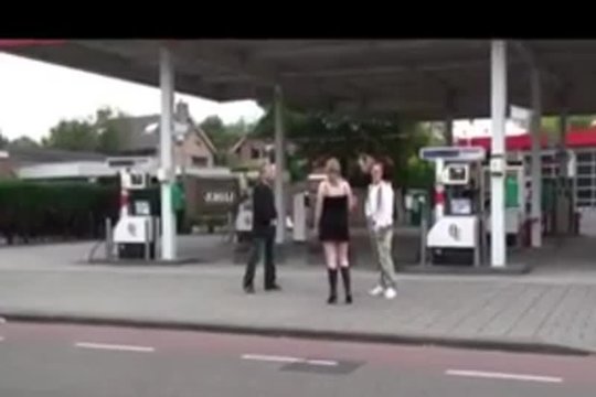 Публичный трах на заправке