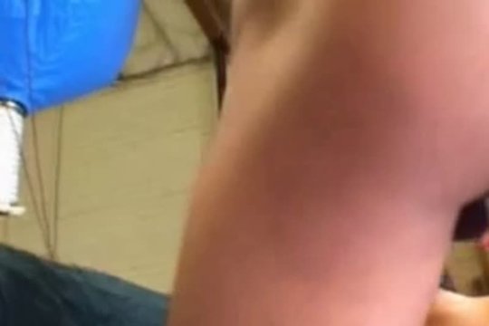 Его член массировал девушке рот