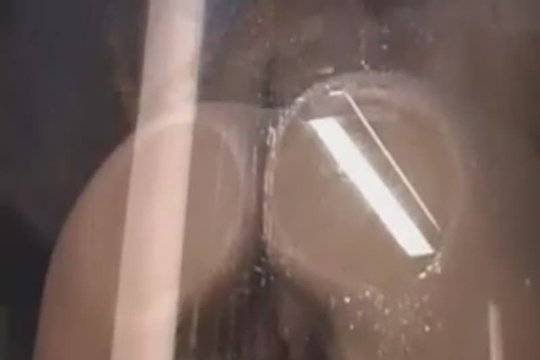 Девушка с душа вышла к парня в желтых сексуальных трусиках