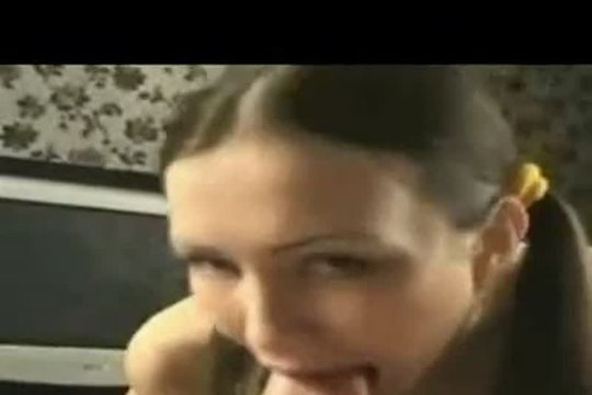 Приятная подружка сосет и трогает себя