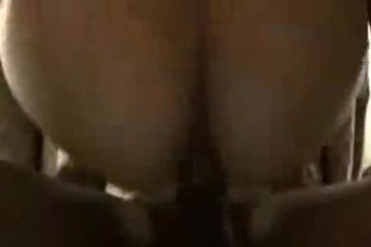 Милашка вовсю прыгает на своем гиганте