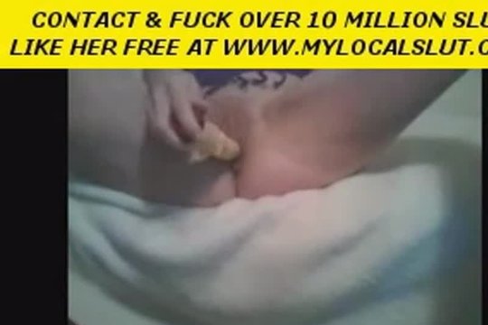 Милашка ласкает себя в постели