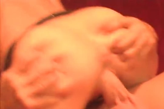 Блондиночка дает в свой задок