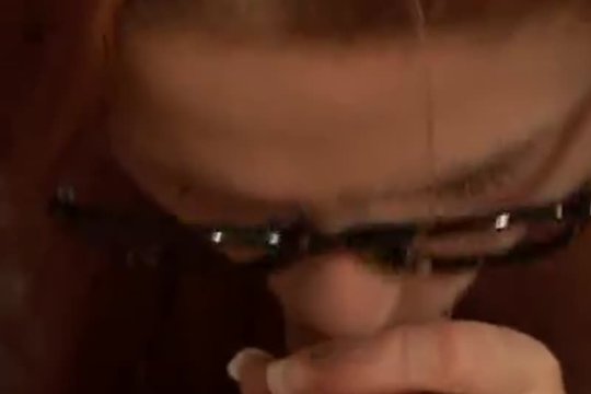 Дамаша в очках дает