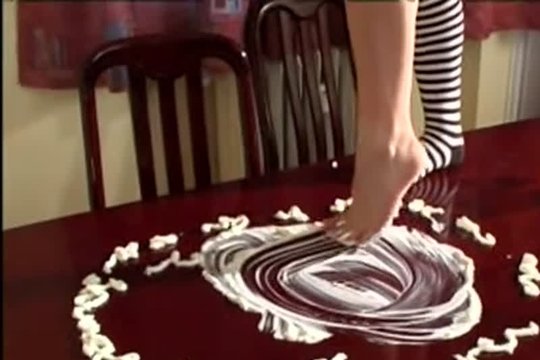 Грудастая телочка балуется с овощами