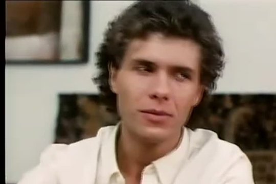 Женщинаше полируют волосатую киску