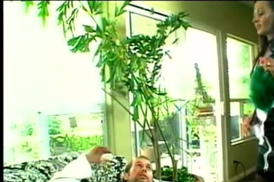 Горничная прислужит как надо хозяину