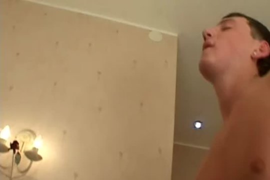Яркую поимел у себя дома