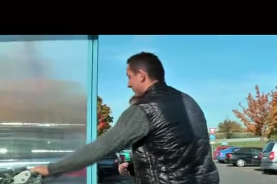 Девушка показывает прелести