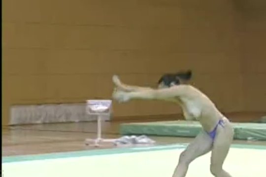 Гимнастка занимается голой