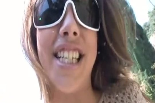 Подставила свою худенькую попочку