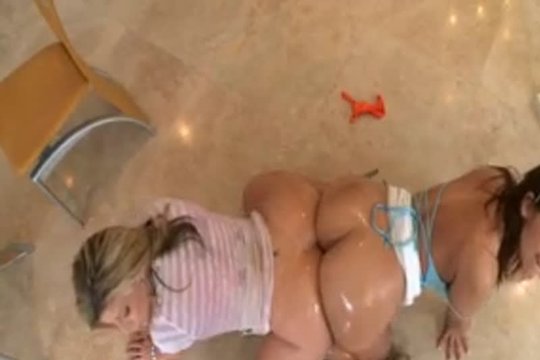 Натянул на свой поршень двоих