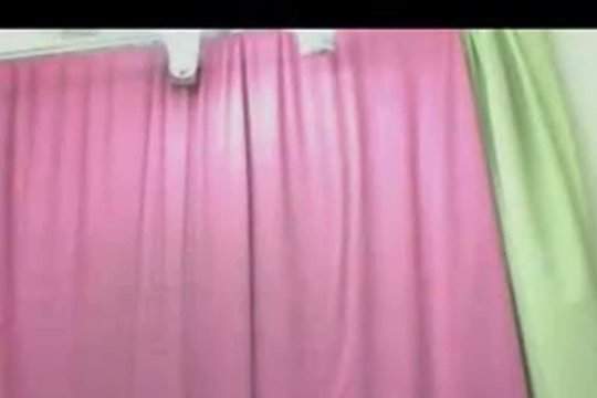 Как красивая брюнетка сняла с себя трусики