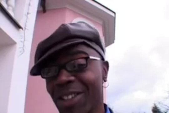 Парень зашел к девушкам а там его ждали