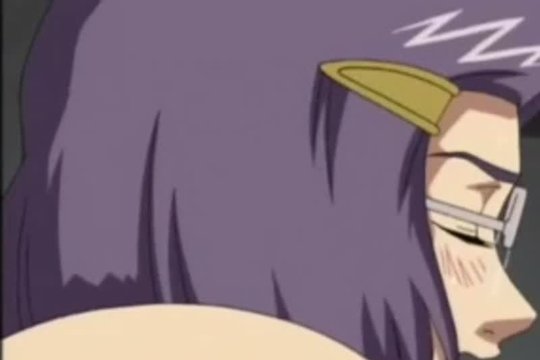 Парень навестил девушку которая сидела возле компьютера