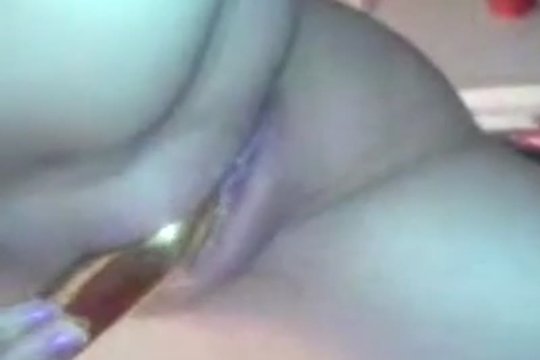 Горячая мокрая пилотка и вибратор