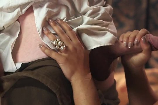 Красотка в жемчугах даёт жару