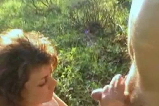 Мужичок ублажает свою жёнушку на полянке