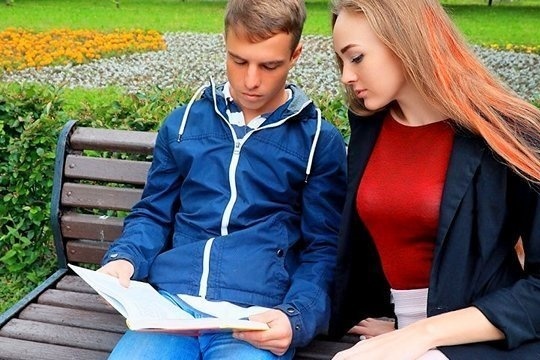Коротким пенисом чувак оприходовал Алекс Диас до самого ее оргазма