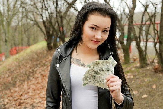 Красотка Леди Зи сосет у пикапера на улице и смачно ебется дома