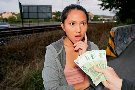 Пикапер уговорил тайку Мэй Тай на минет и еблю на улице