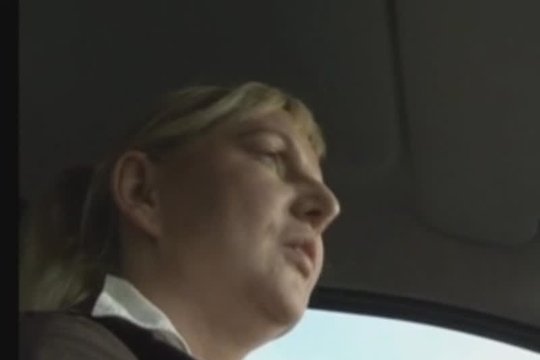 Женщина торопится домой, но не настолько, чтобы не отсосать таксисту