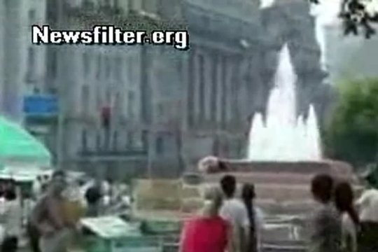 Голая на фонтане